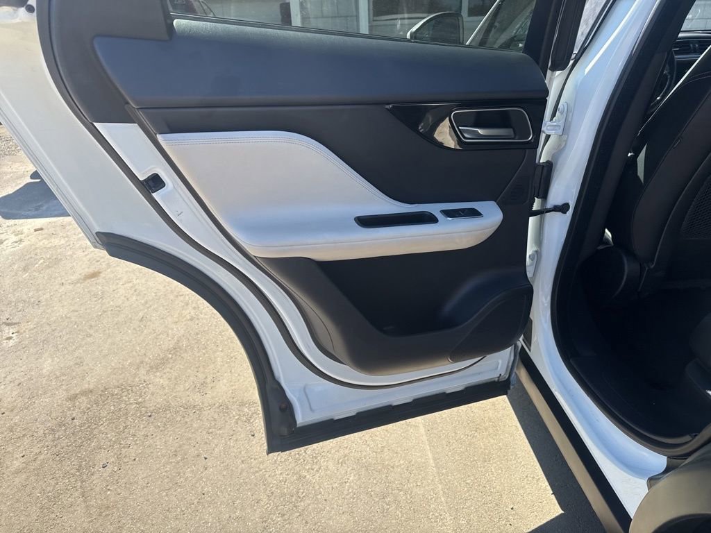 Used 2017 Jaguar F-PACE R-Sport image 30