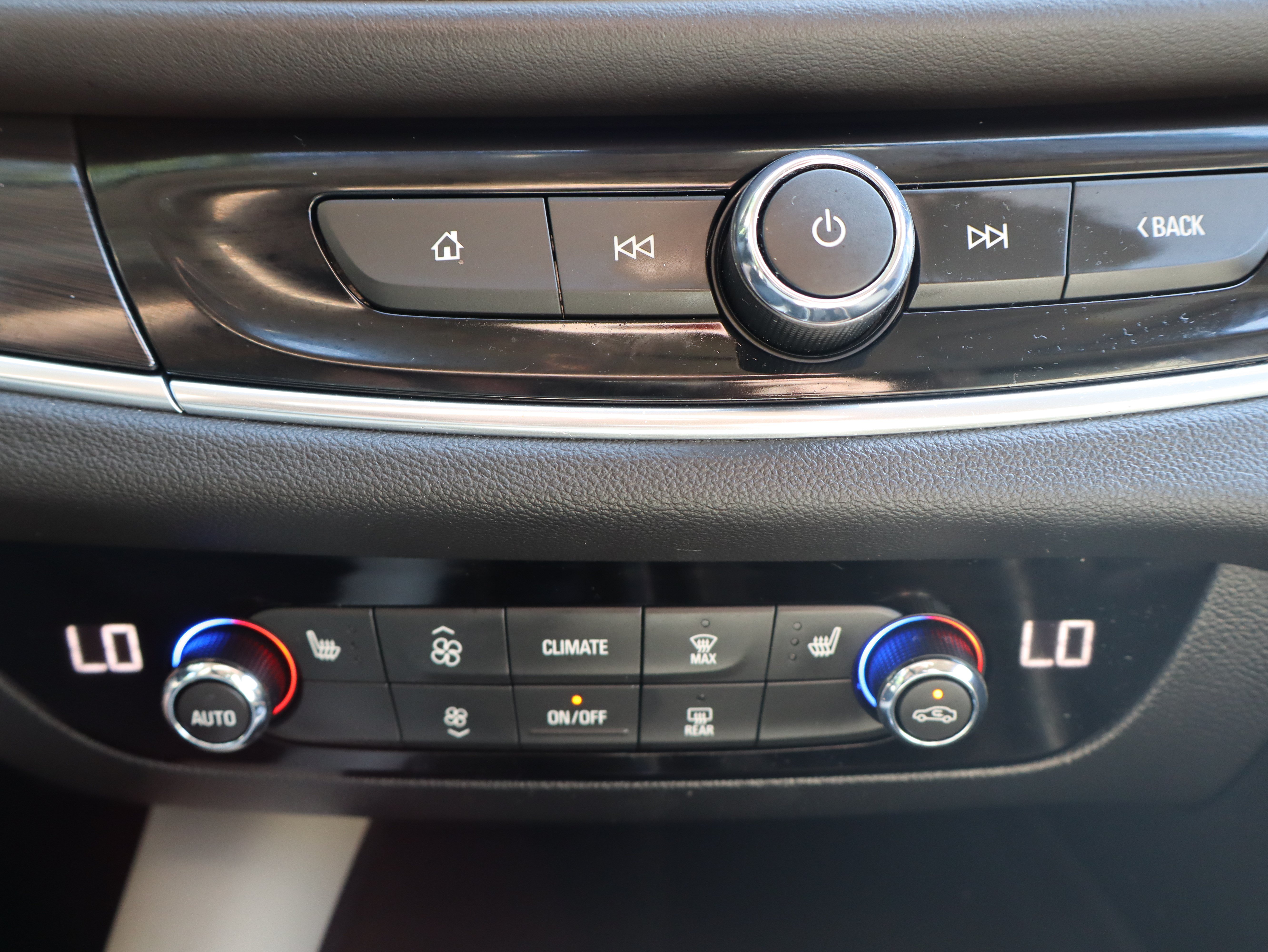 Used 2020 Buick Enclave Essence w/ Sound and Sites Package FWD image 39
