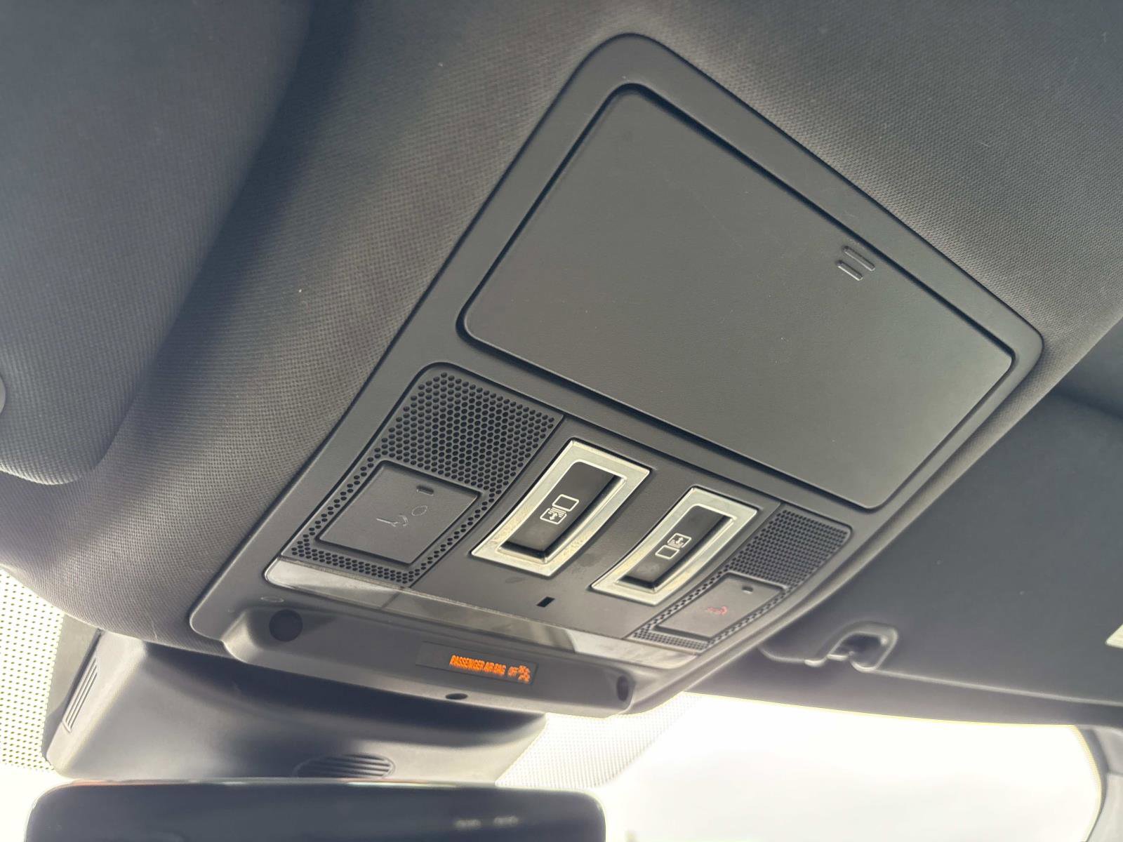 Used 2018 Land Rover Discovery SE image 25