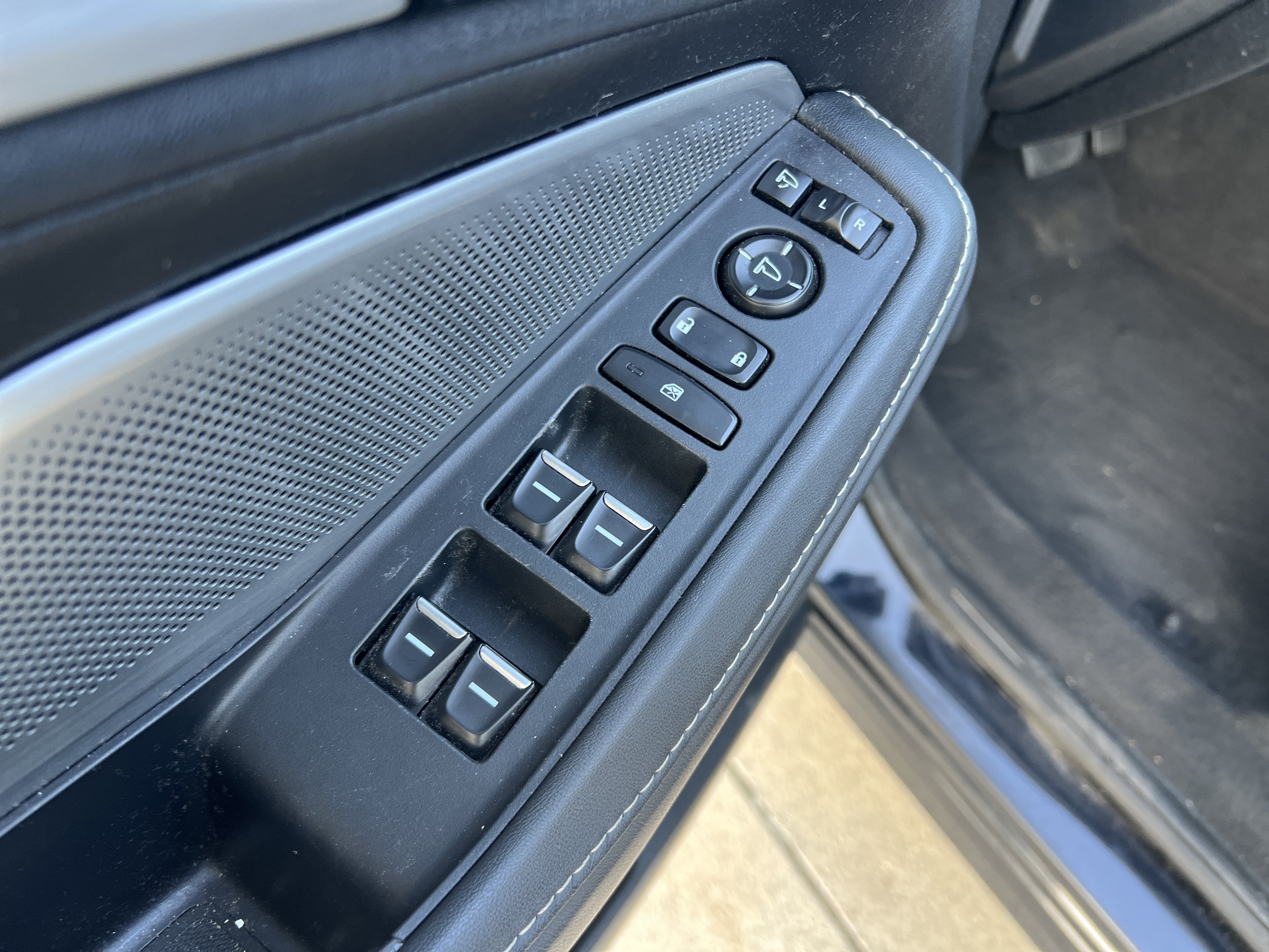 Used 2025 Acura MDX w/ Technology Package FWD image 13