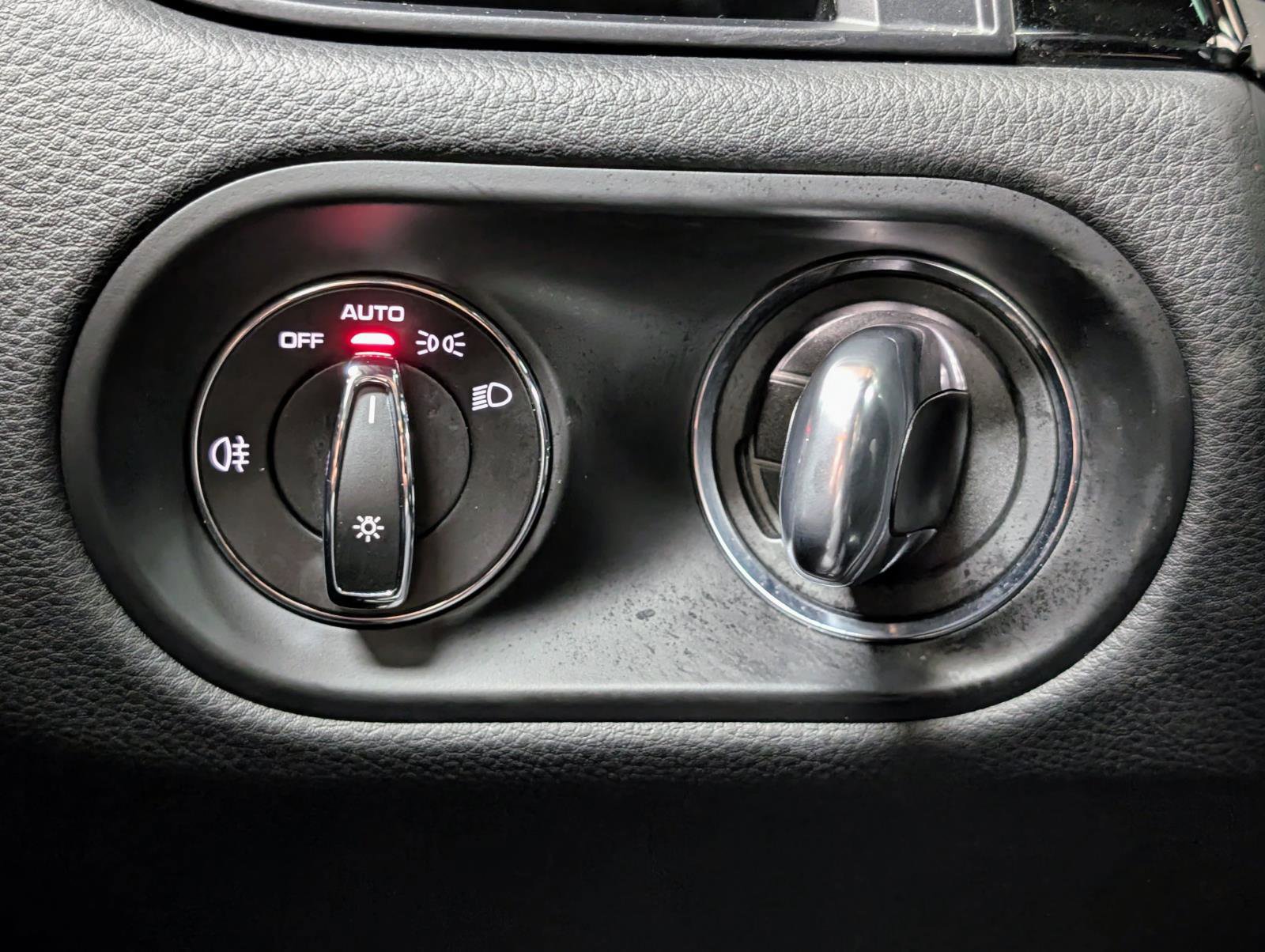 Used 2024 Porsche Macan w/ Premium Plus Package image 30