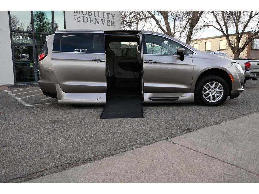 Used 2017 Chrysler Pacifica Touring FWD image 17