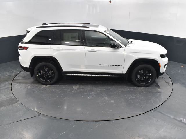 New 2025 Jeep Grand Cherokee Altitude w/ Trailer Tow Package AWD/4WD image 46