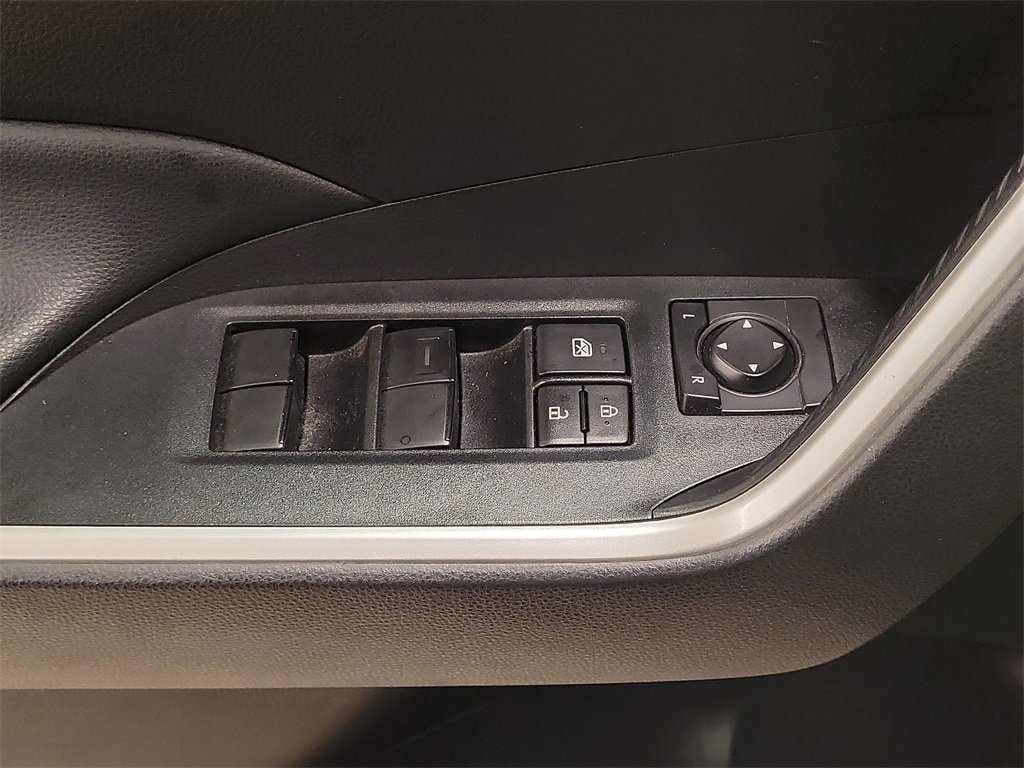 Used 2022 Toyota RAV4 LE image 29