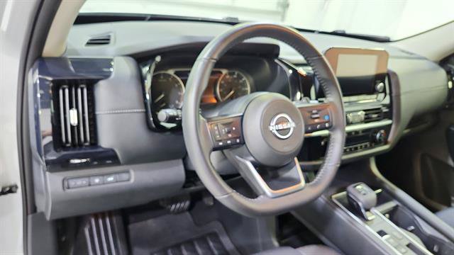 Certified 2025 Nissan Pathfinder SV FWD image 19