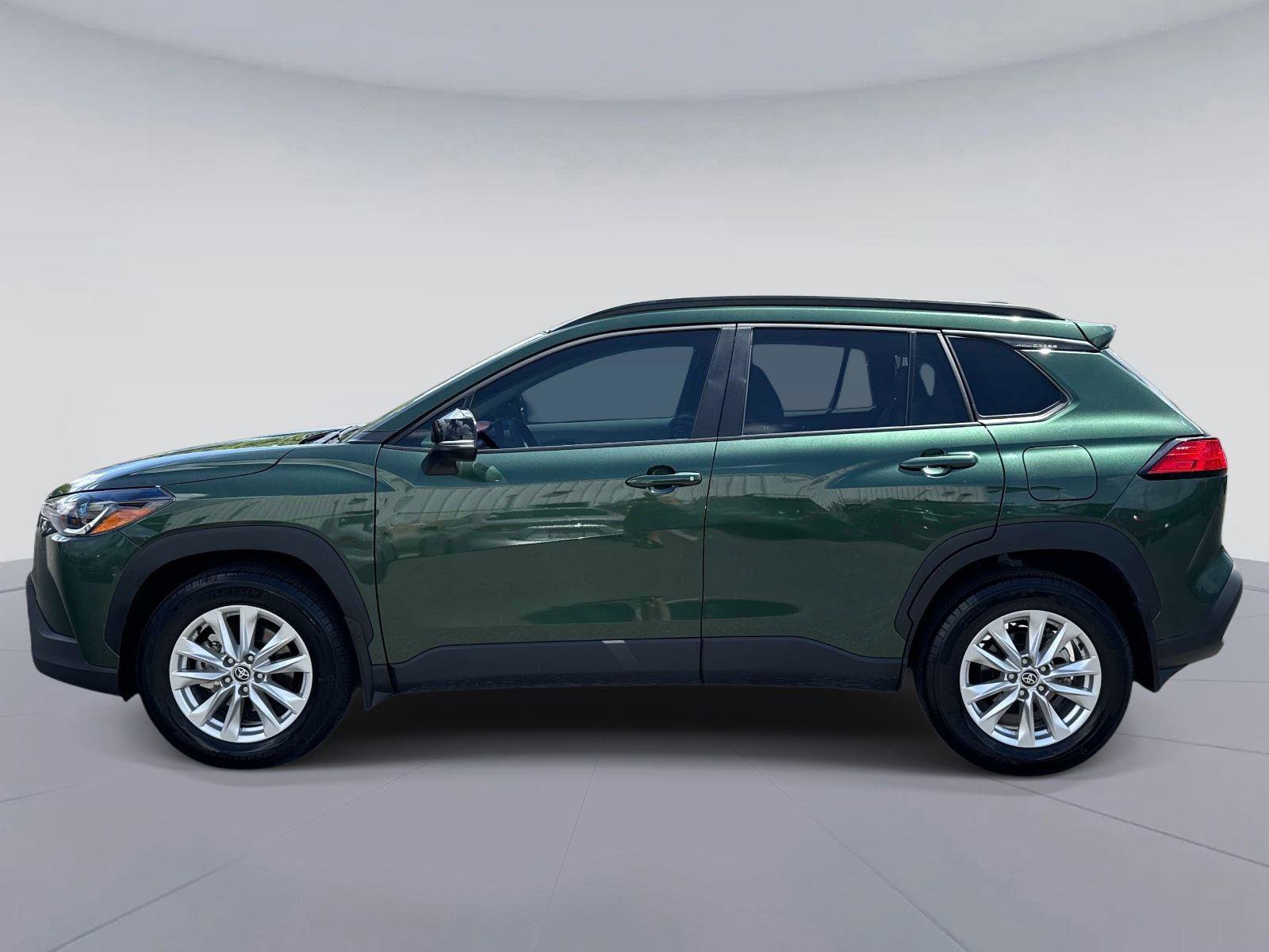 Used 2025 Toyota Corolla Cross LE image 6