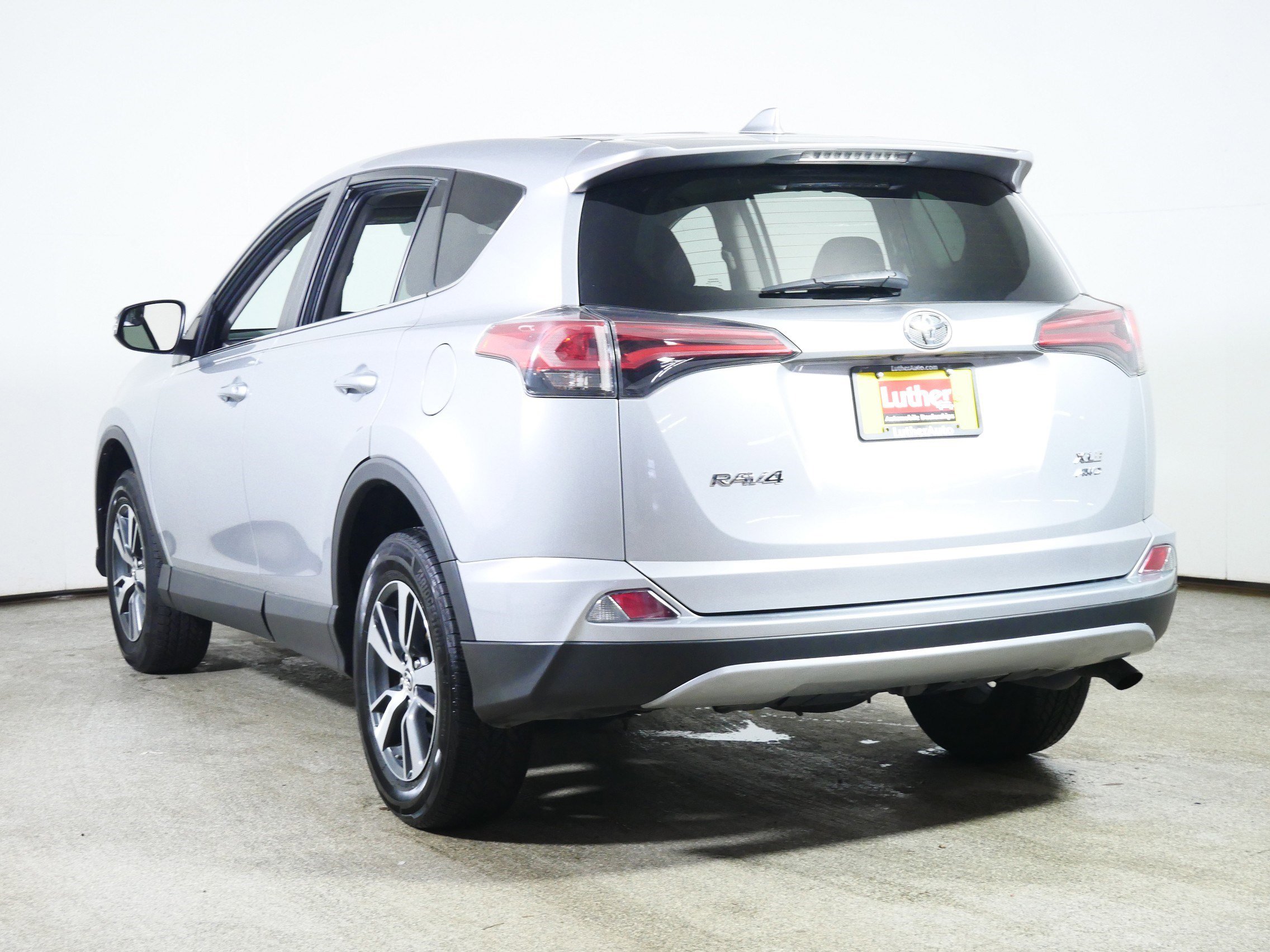 Used 2018 Toyota RAV4 XLE image 5