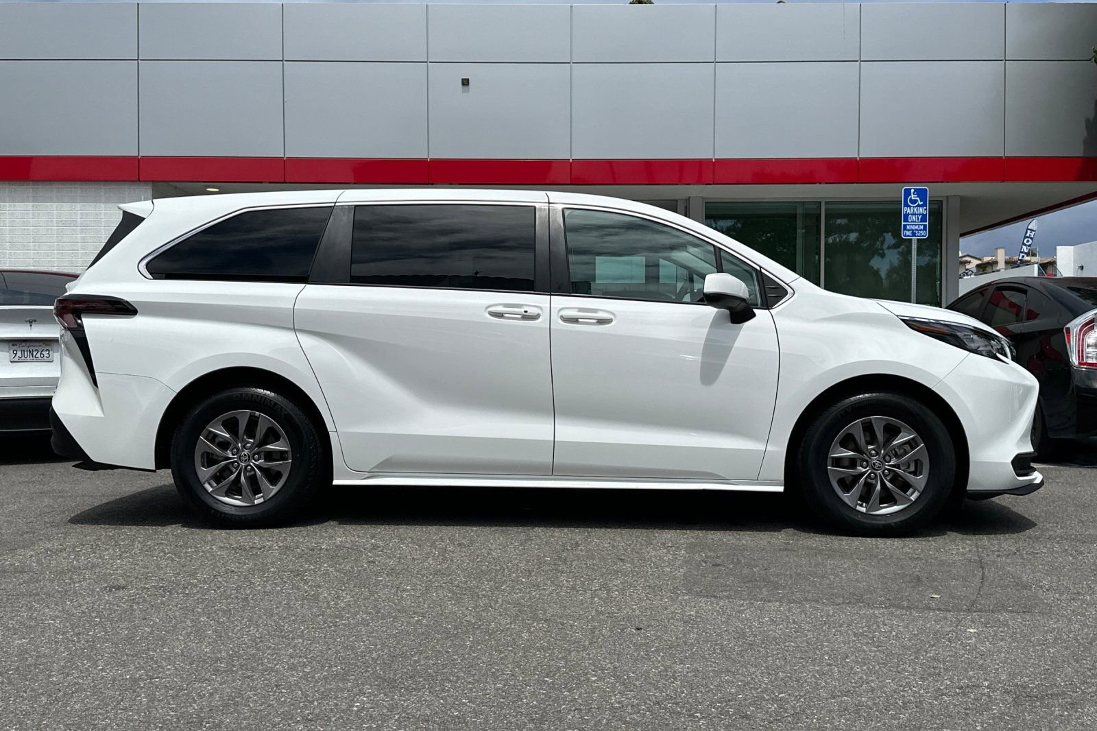 Certified 2023 Toyota Sienna LE FWD image 3