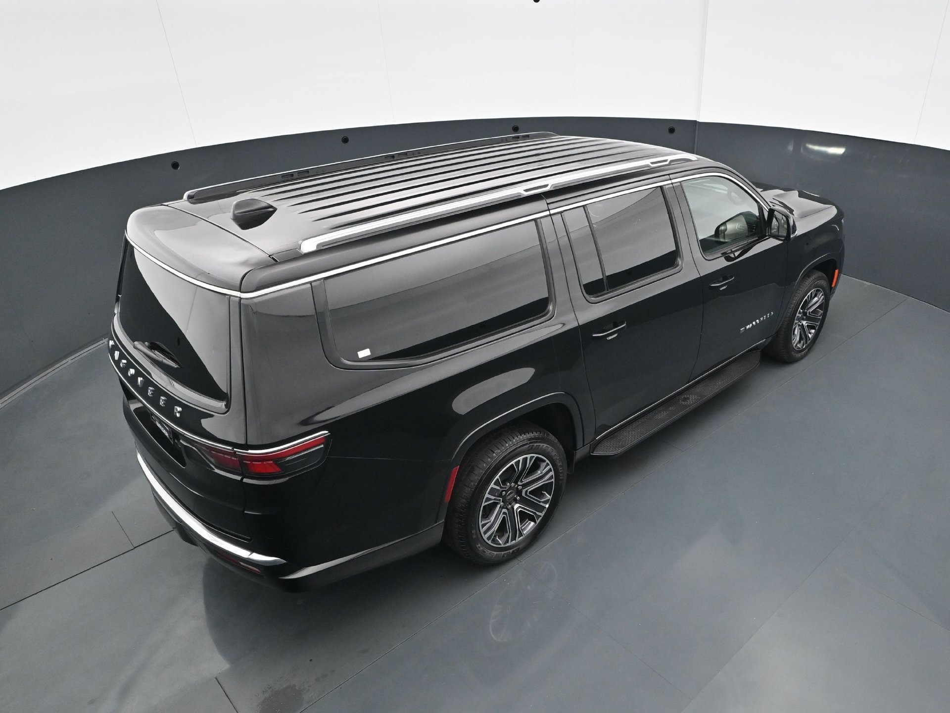 Used 2025 Jeep Wagoneer L Series II w/ 8-pass Seating Package AWD/4WD image 40