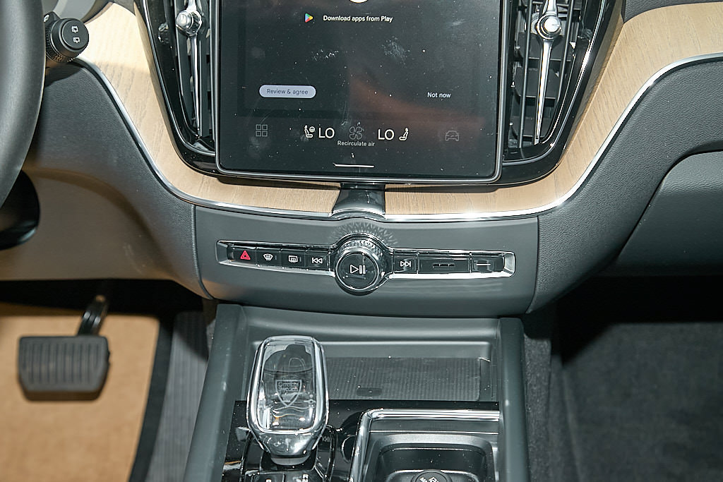 New 2026 Volvo XC60 T8 Plus w/ Climate Package PRO AWD/4WD image 27