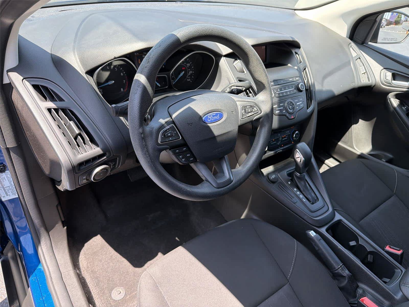 Used 2018 Ford Focus SE w/ SE Appearance Package FWD image 2