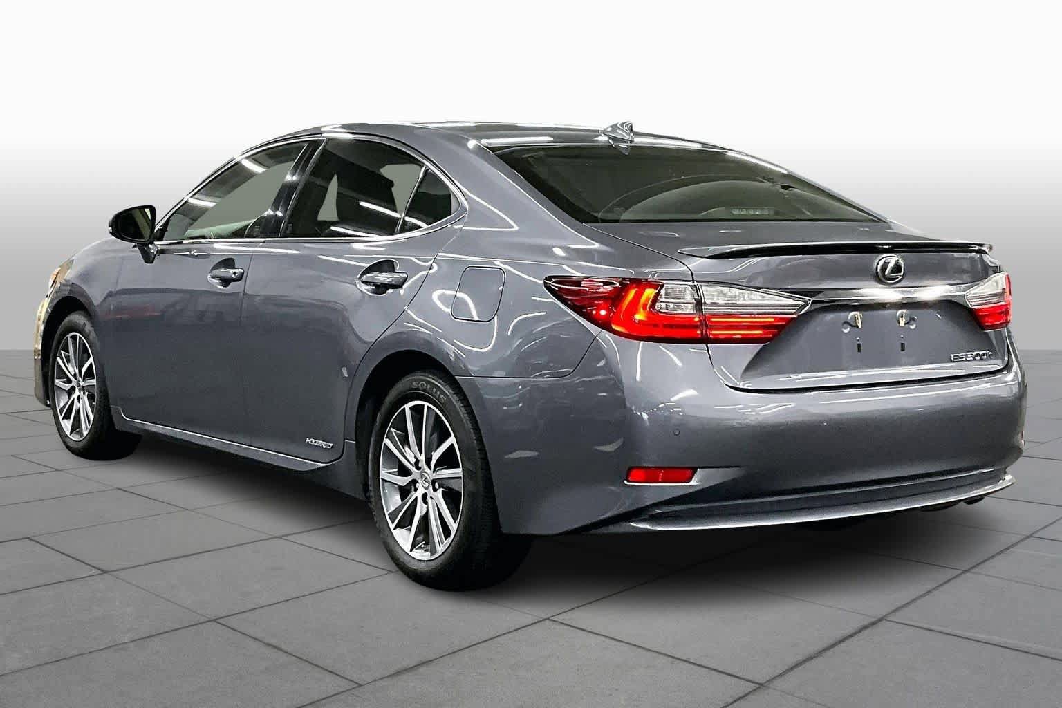 Used 2016 Lexus ES 300h w/ Luxury Package w/Wood Trim FWD image 11