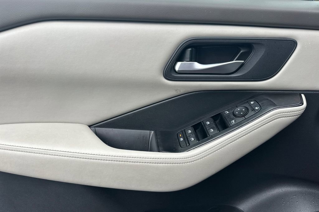 Used 2025 Nissan Rogue SV image 11