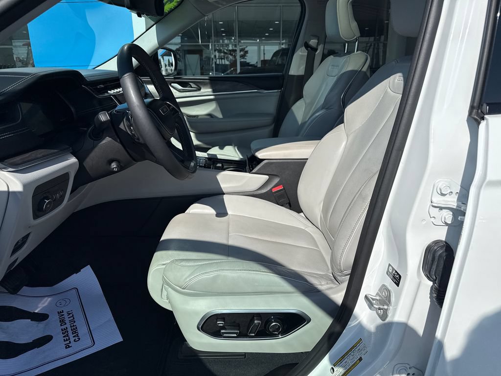 Used 2023 Jeep Grand Cherokee Overland w/ Luxury Tech Group IV AWD/4WD image 20