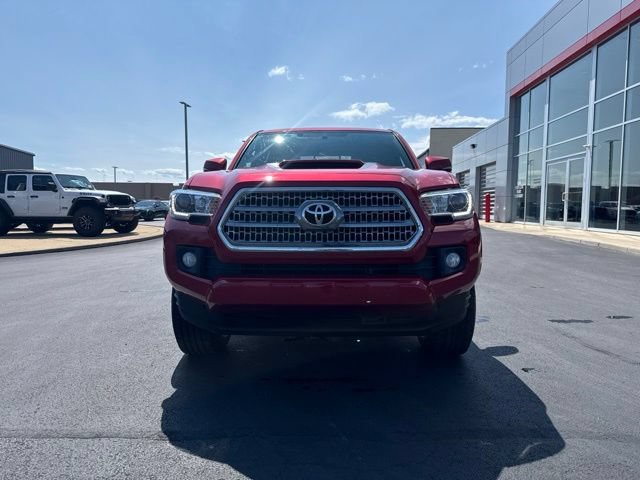 Used 2017 Toyota Tacoma TRD Sport w/ Tow Package (A/T) AWD/4WD image 2