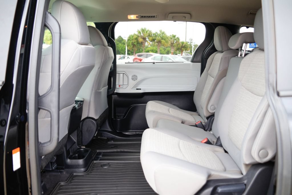 Used 2026 Toyota Sienna LE FWD image 11