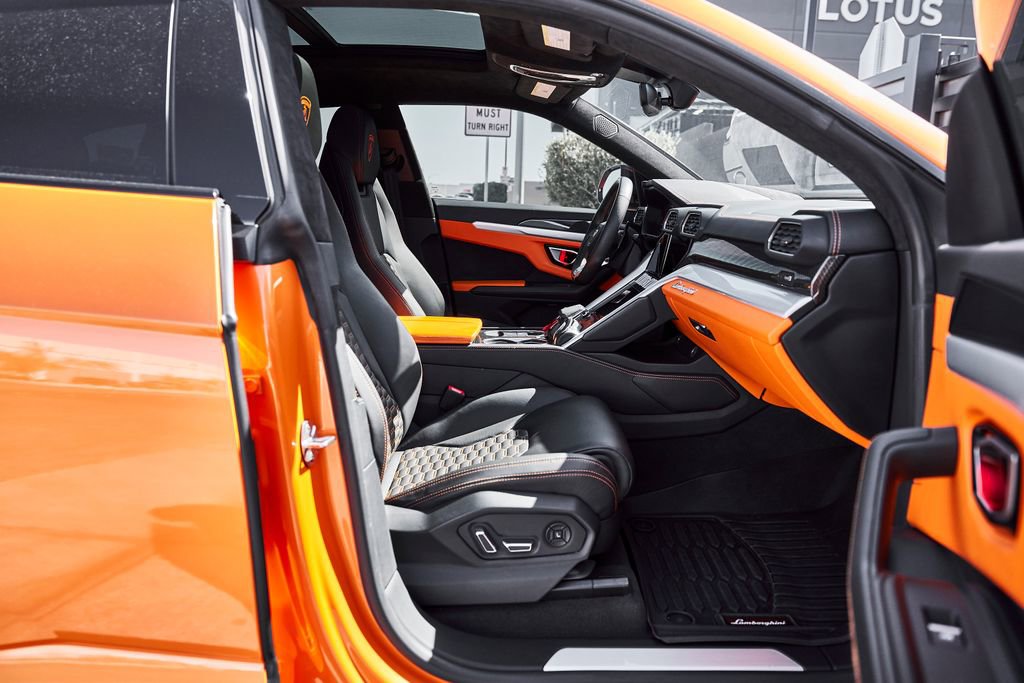 Used 2022 Lamborghini Urus AWD/4WD image 25