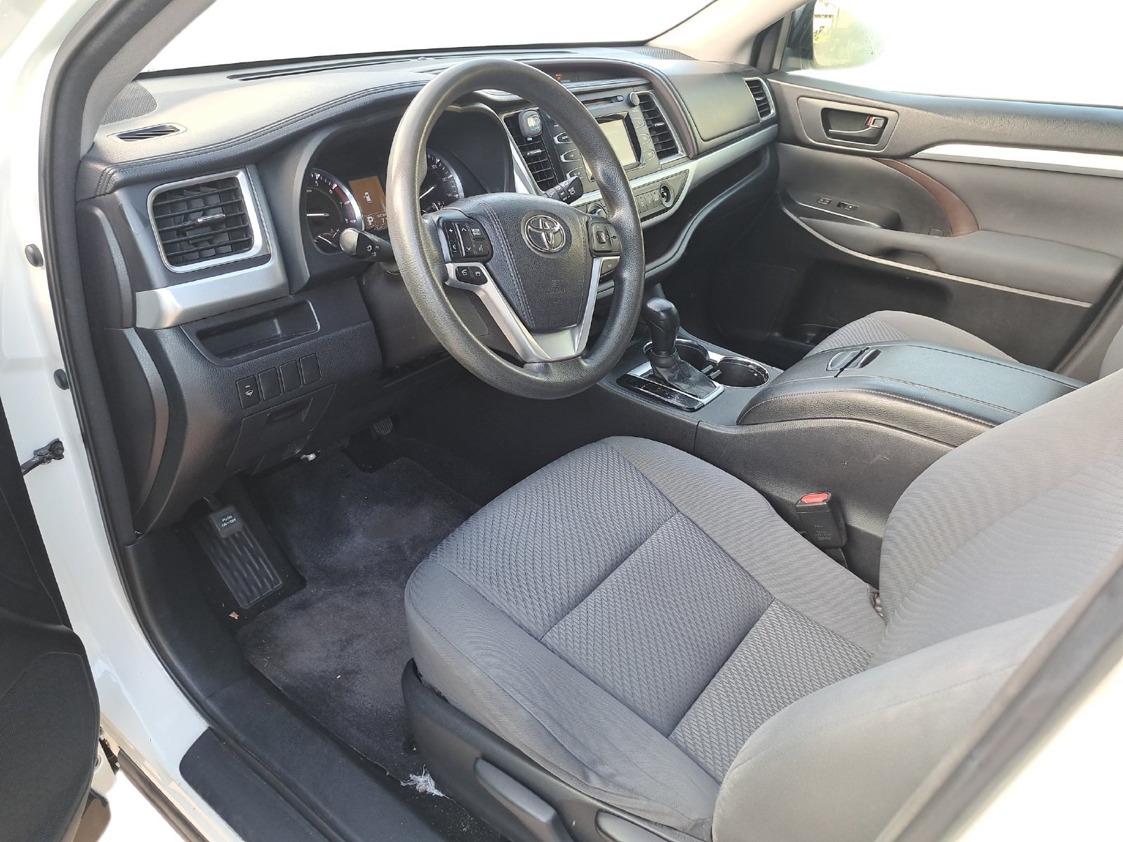 Used 2015 Toyota Highlander LE FWD image 9