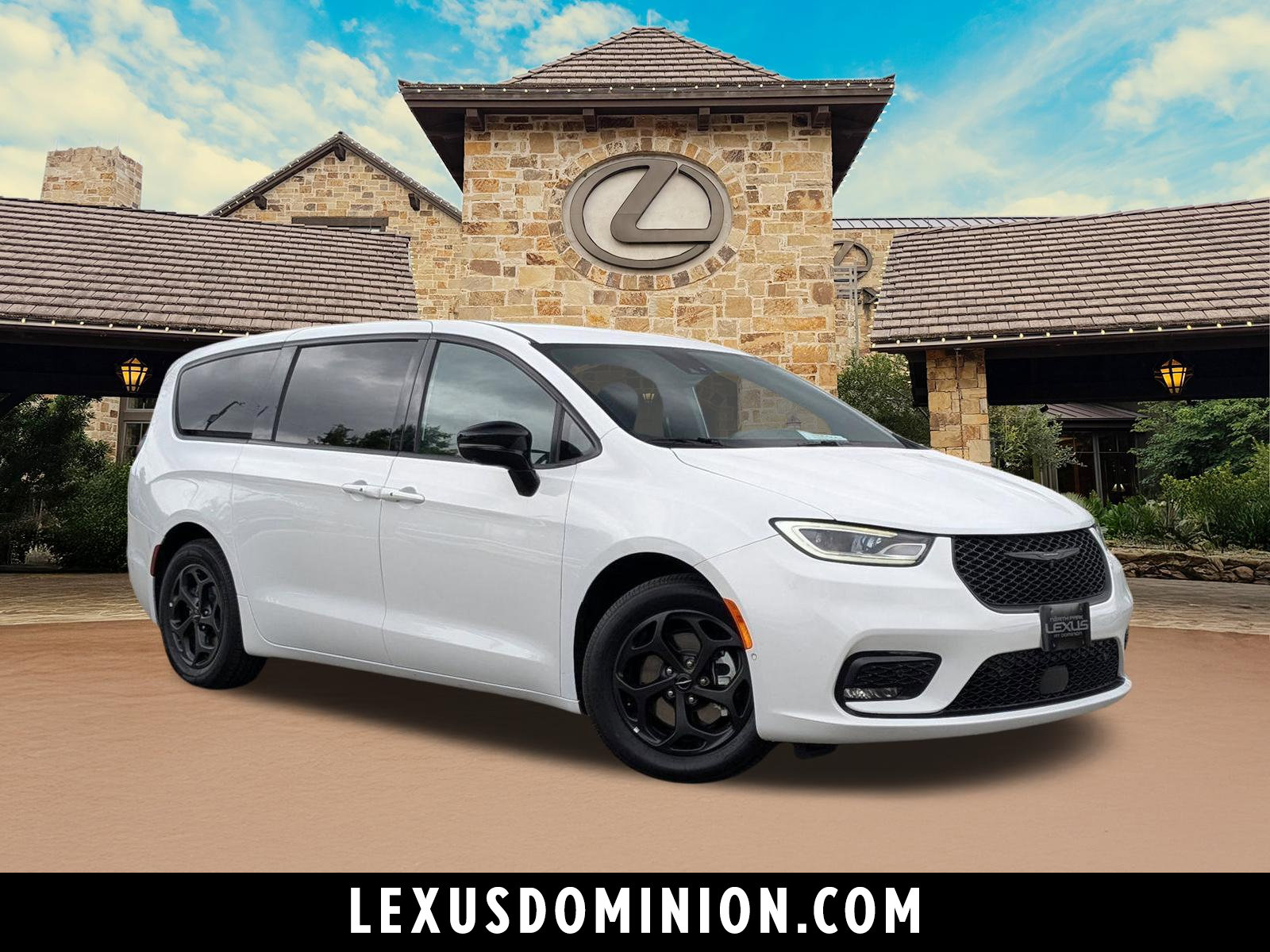 Used 2024 Chrysler Pacifica Limited FWD image 1