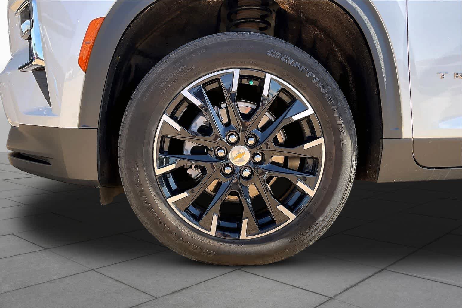 Used 2025 Chevrolet Traverse LT w/ Sun and Wheel Package AWD/4WD image 12