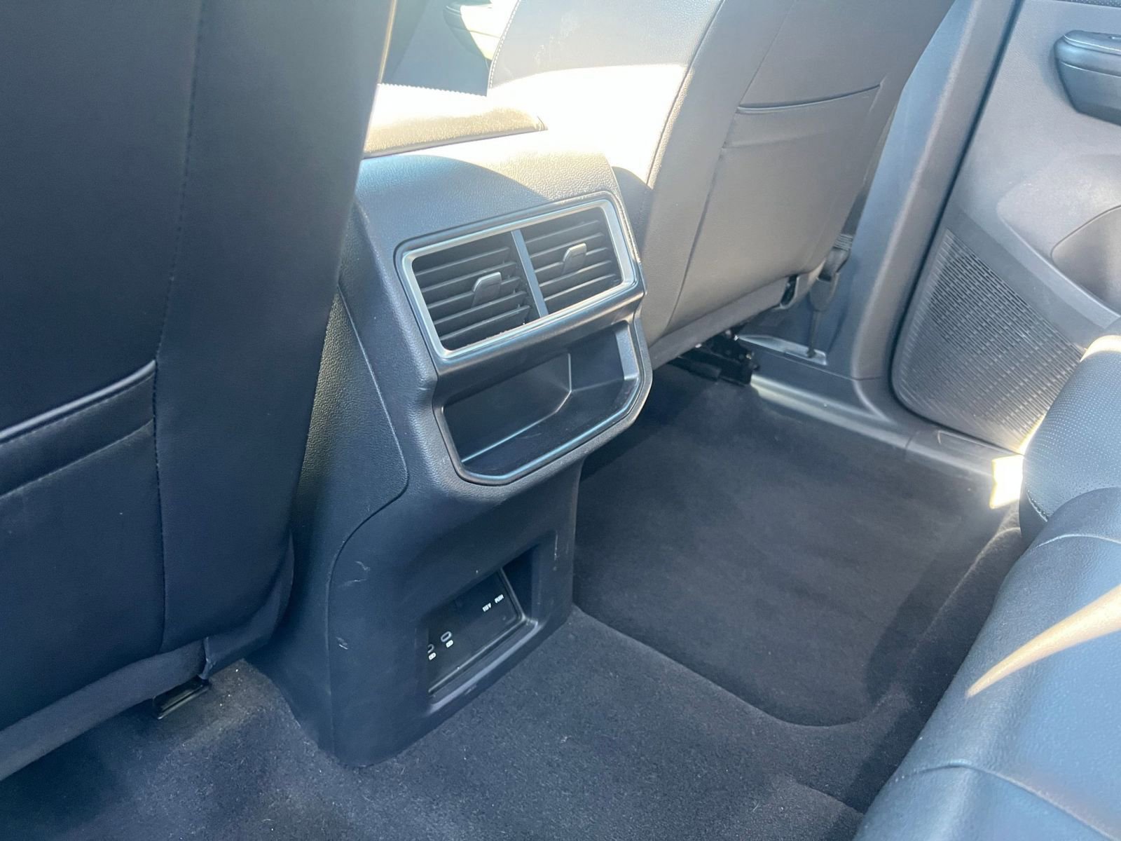 Used 2025 Volkswagen Atlas Cross Sport SE FWD image 23