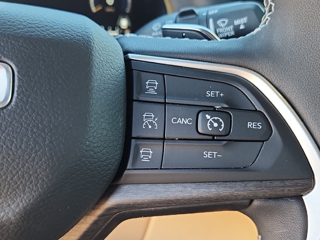 Used 2023 Jeep Grand Cherokee Limited AWD/4WD image 18