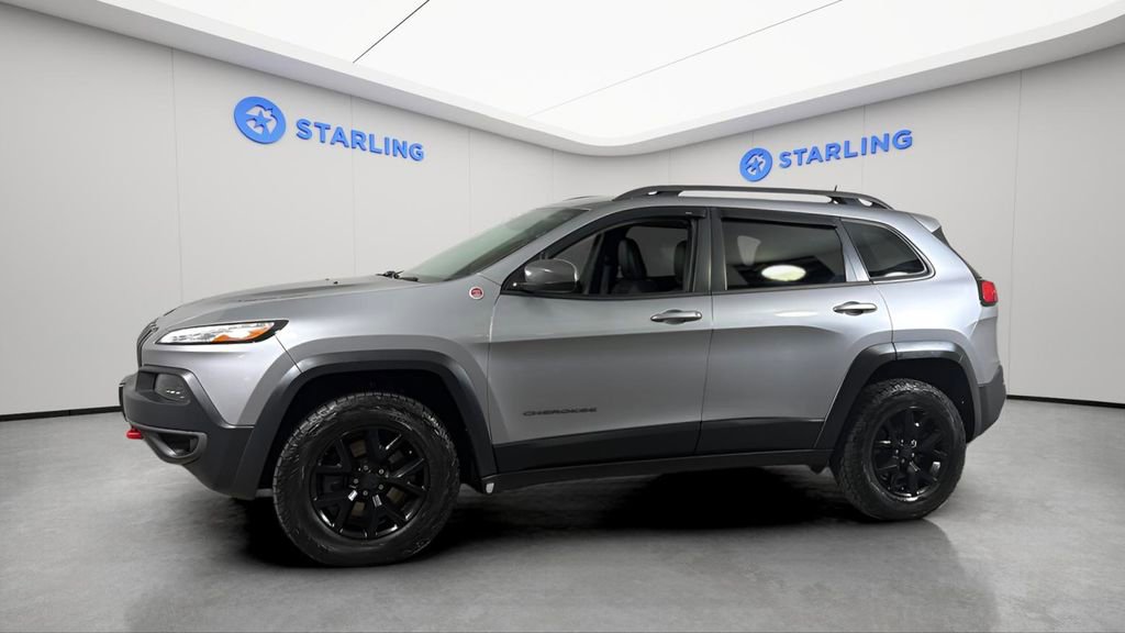 Used 2017 Jeep Cherokee Trailhawk AWD/4WD image 2