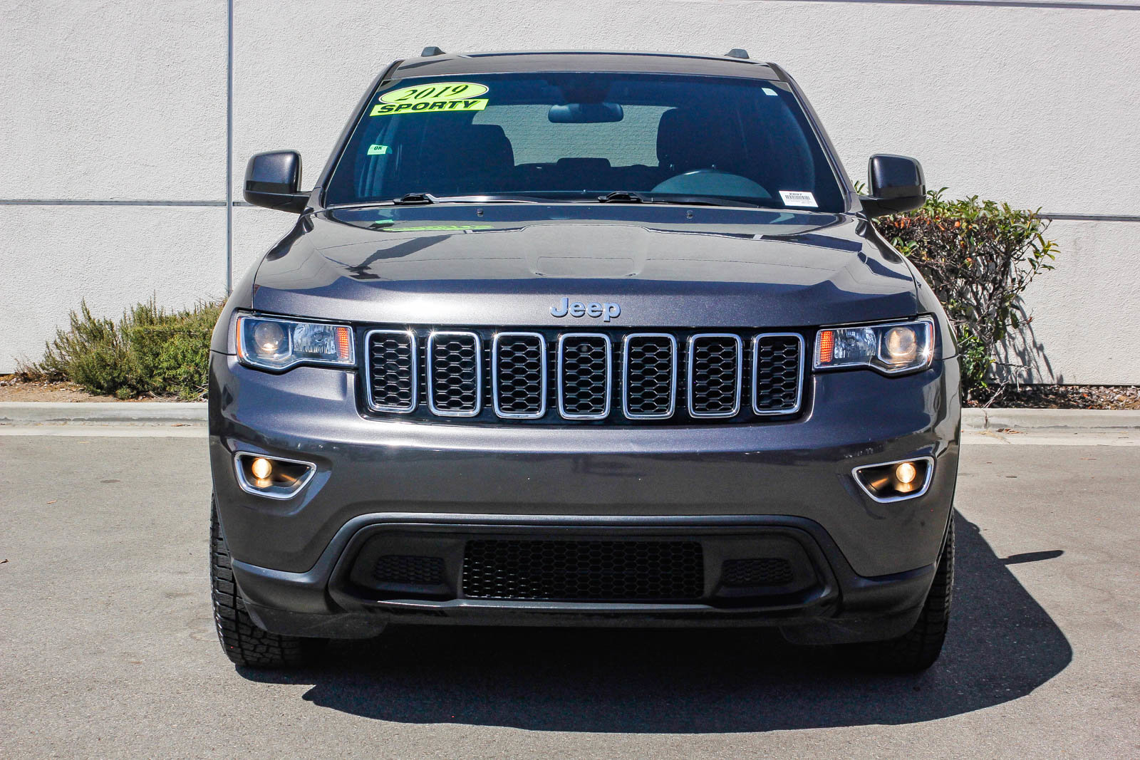 Used 2019 Jeep Grand Cherokee Laredo image 2