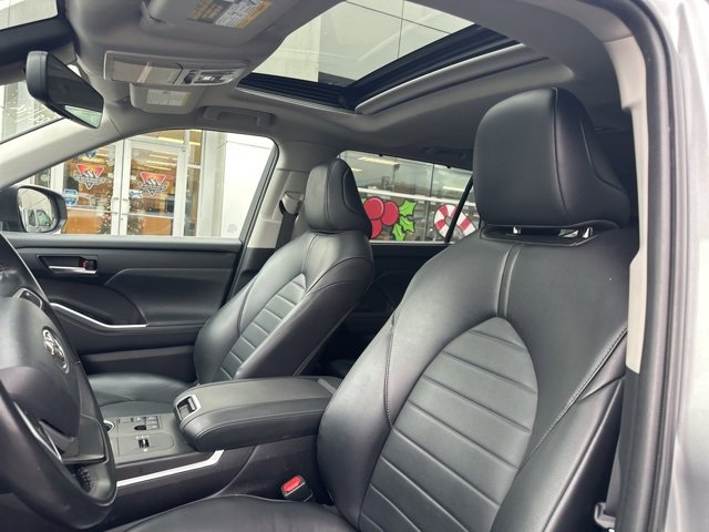Used 2023 Toyota Highlander L image 9