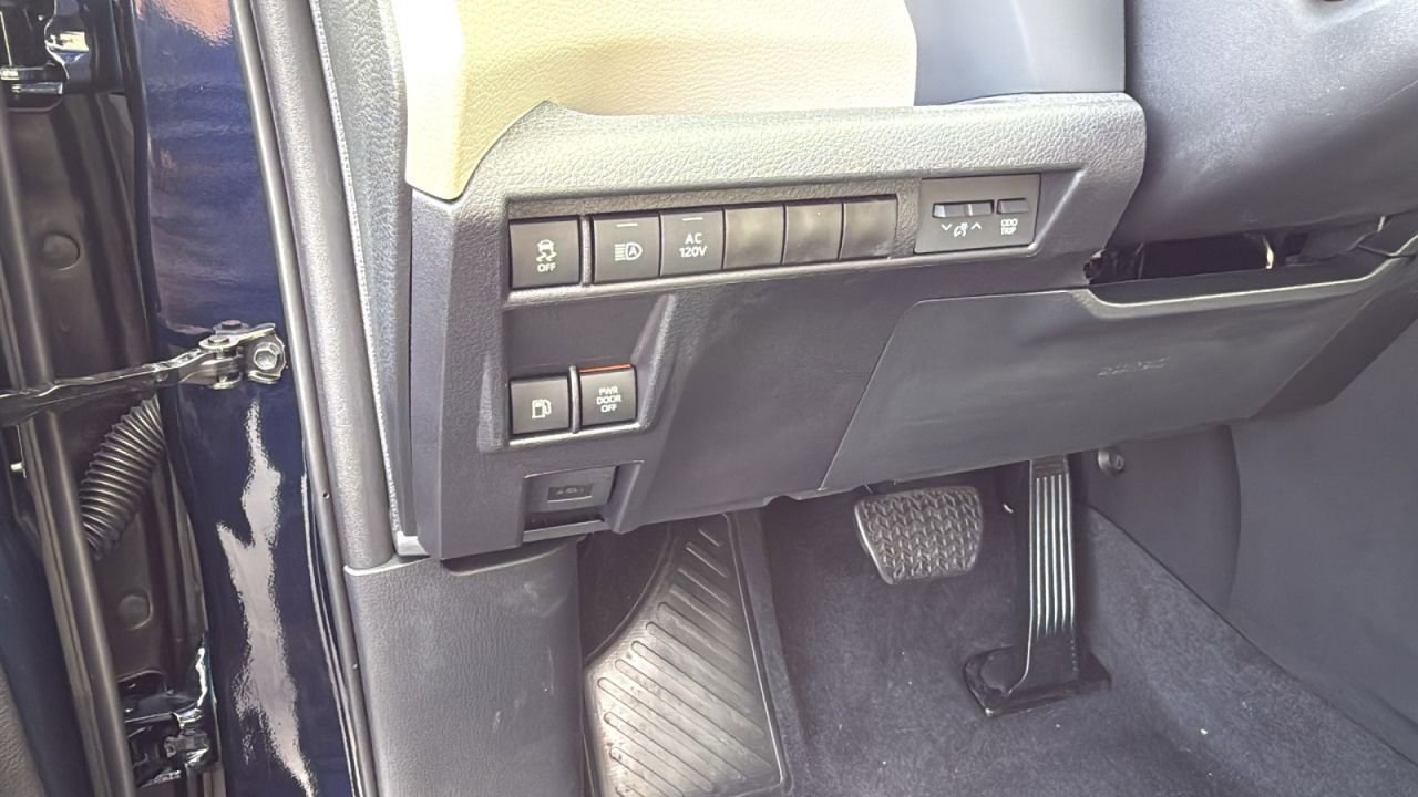 New 2025 Toyota Sienna Limited image 12