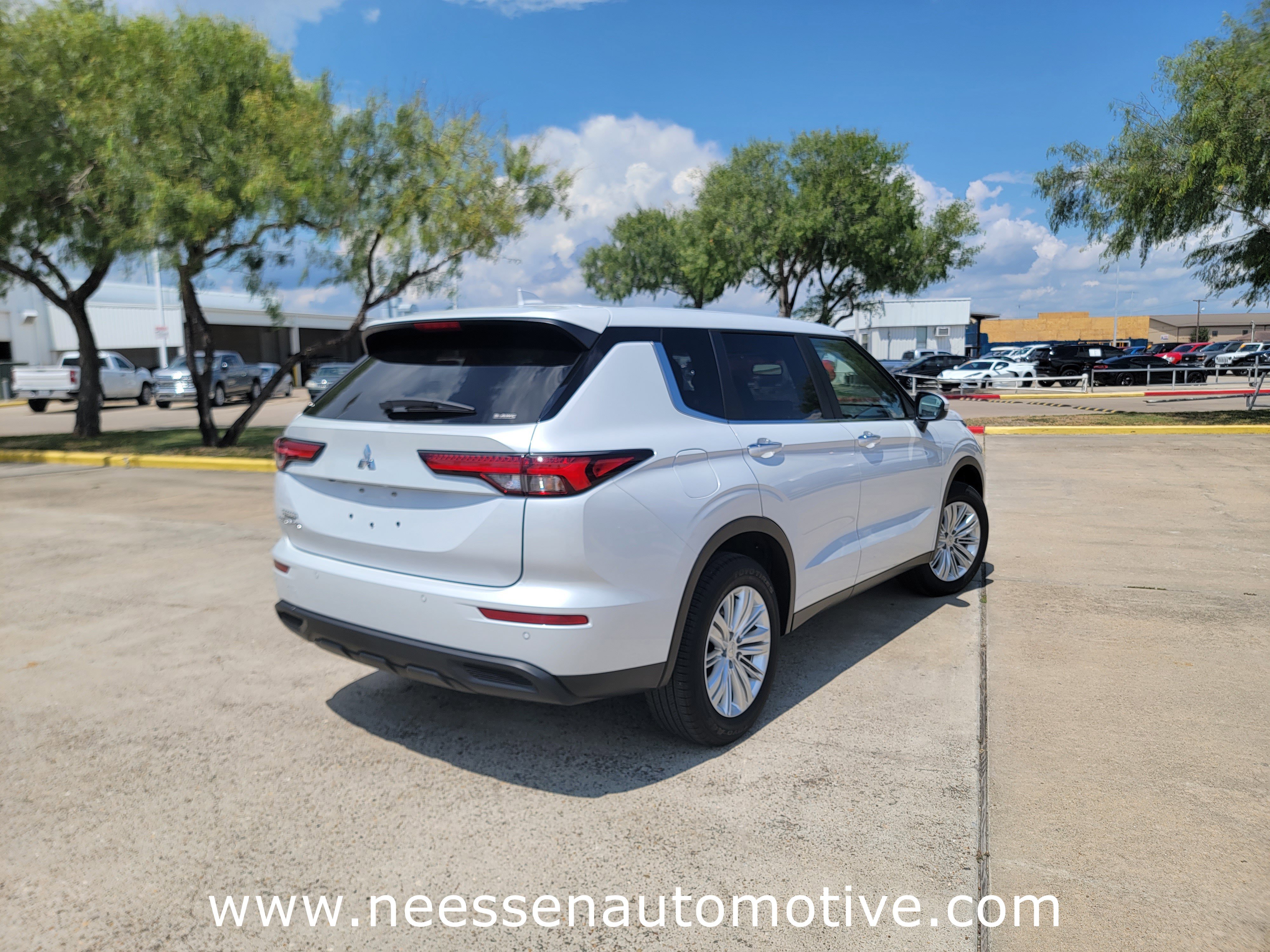 Used 2024 Mitsubishi Outlander ES image 7