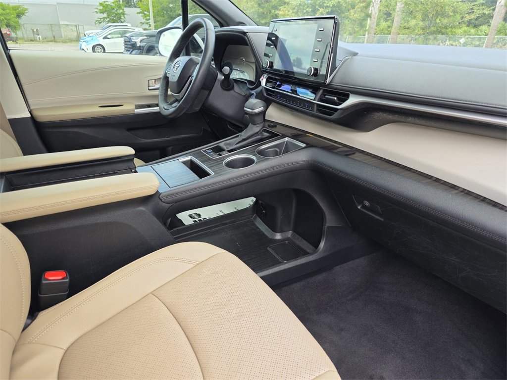 Certified 2024 Toyota Sienna Limited image 13