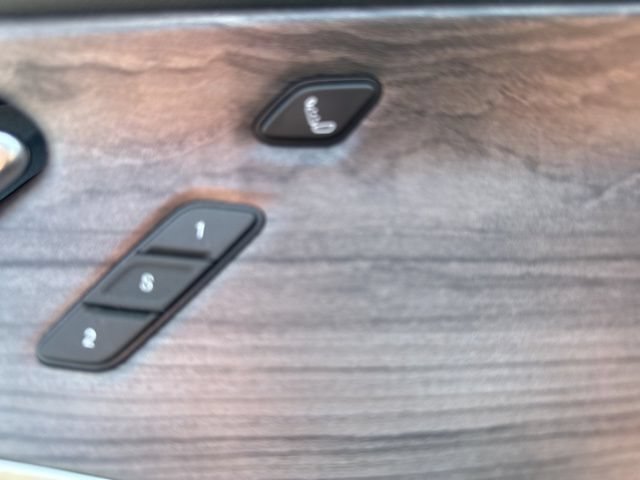 Used 2022 Jeep Grand Cherokee Overland w/ Luxury Tech Group IV AWD/4WD image 39