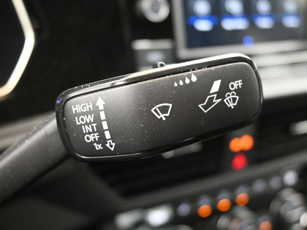 Used 2023 Volkswagen Jetta SE w/ Black Wheel Package image 29