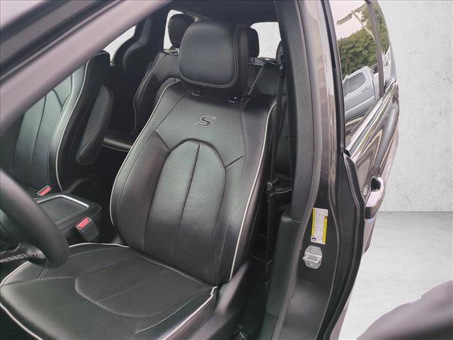 Used 2019 Chrysler Pacifica Limited w/ Advanced Safetytec Group FWD image 17