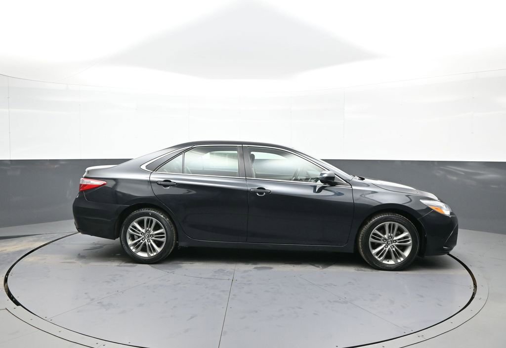 Used 2016 Toyota Camry SE image 5