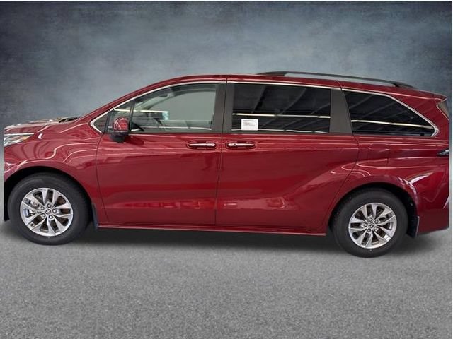Used 2026 Toyota Sienna XLE FWD image 2