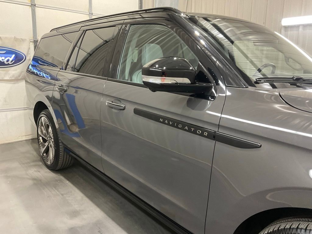 Used 2025 Lincoln Navigator L Black Label w/ Black Label Special Edition image 4