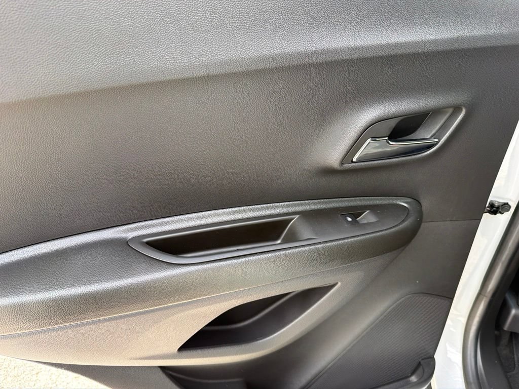 Used 2022 Chevrolet Trax LS w/ Tint and Cruise Package FWD image 9
