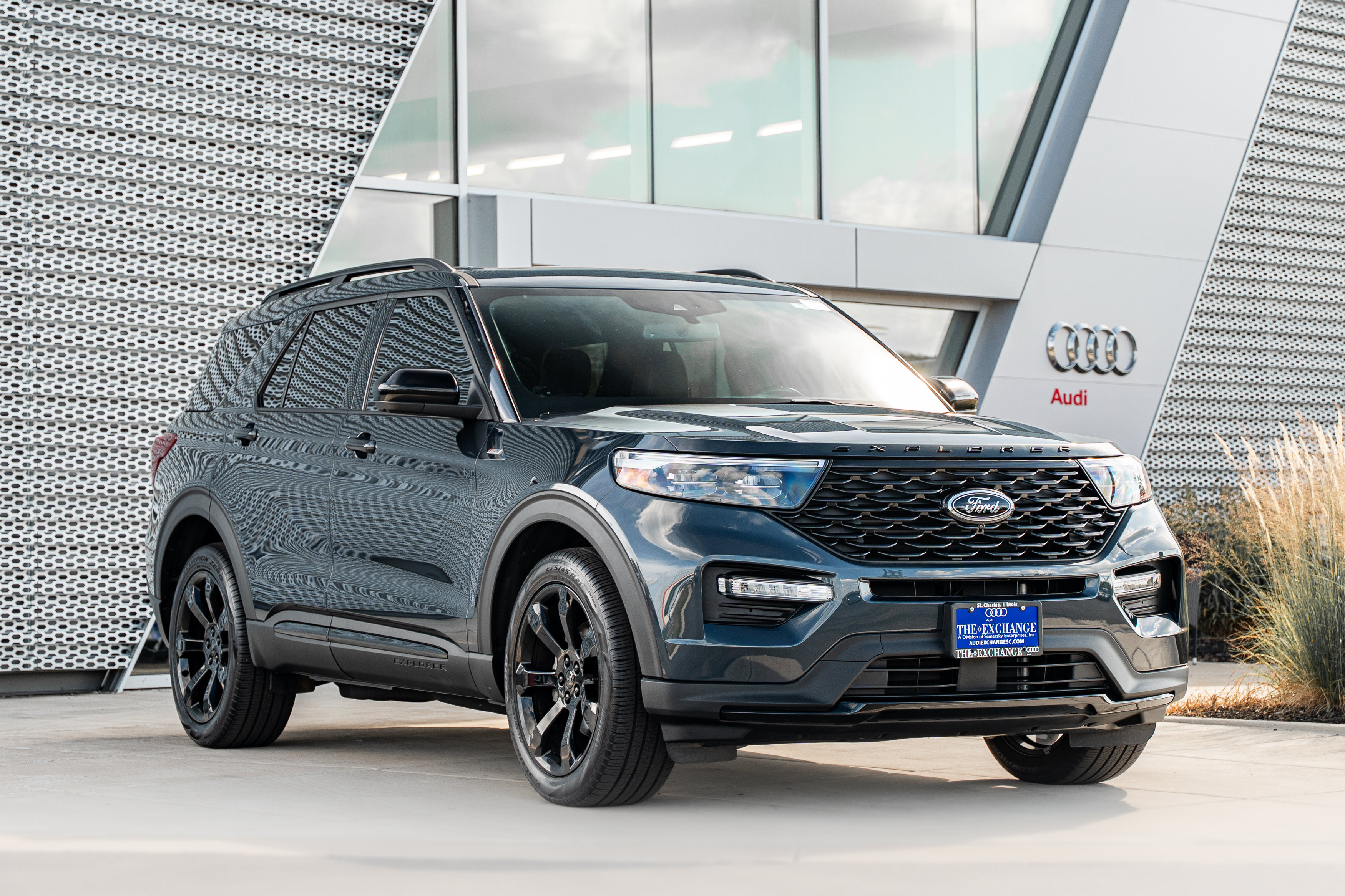 Used 2023 Ford Explorer ST-Line w/ Class IV Trailer Tow Package AWD/4WD image 1