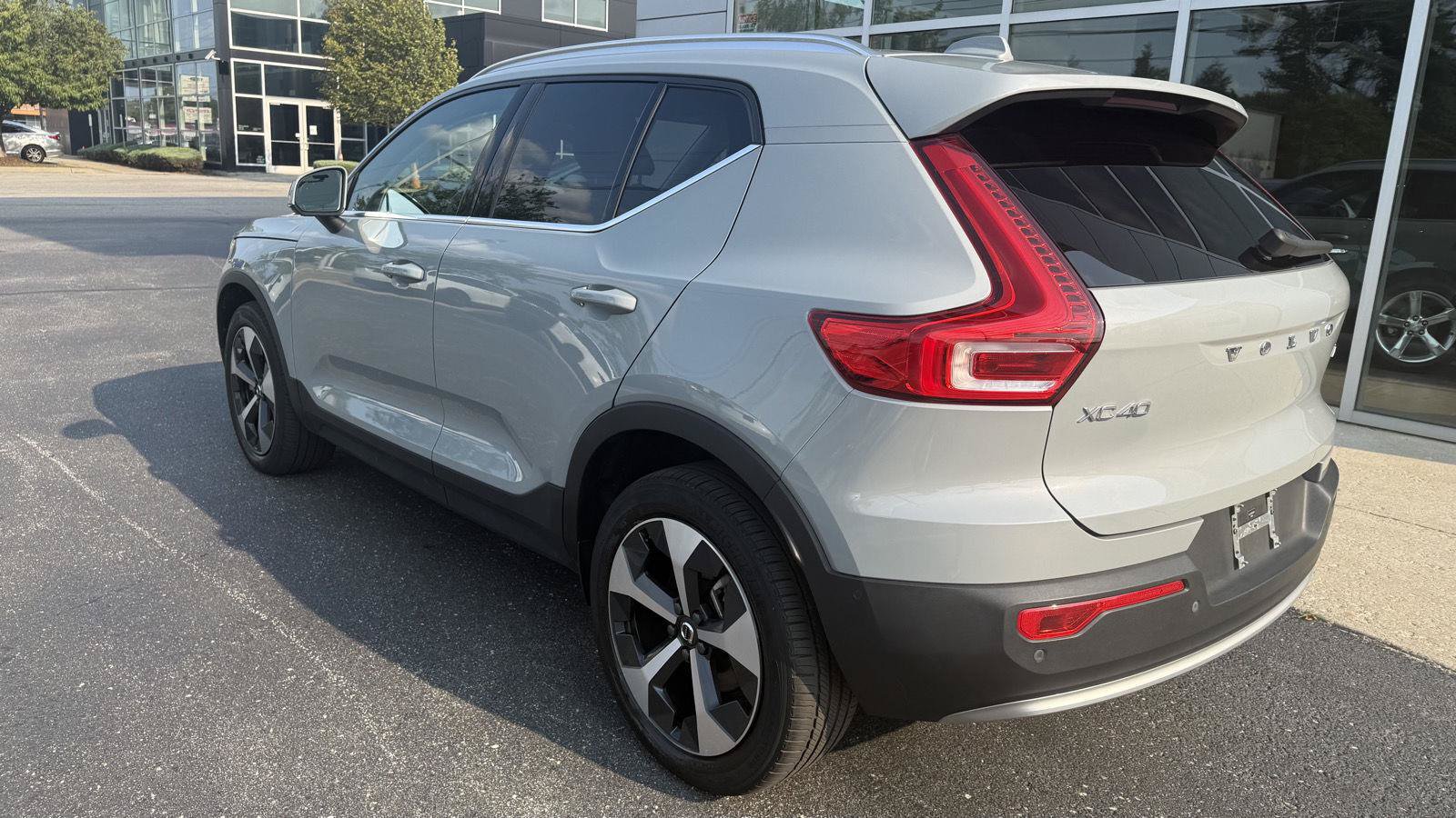 Used 2024 Volvo XC40 B5 Plus AWD/4WD image 8