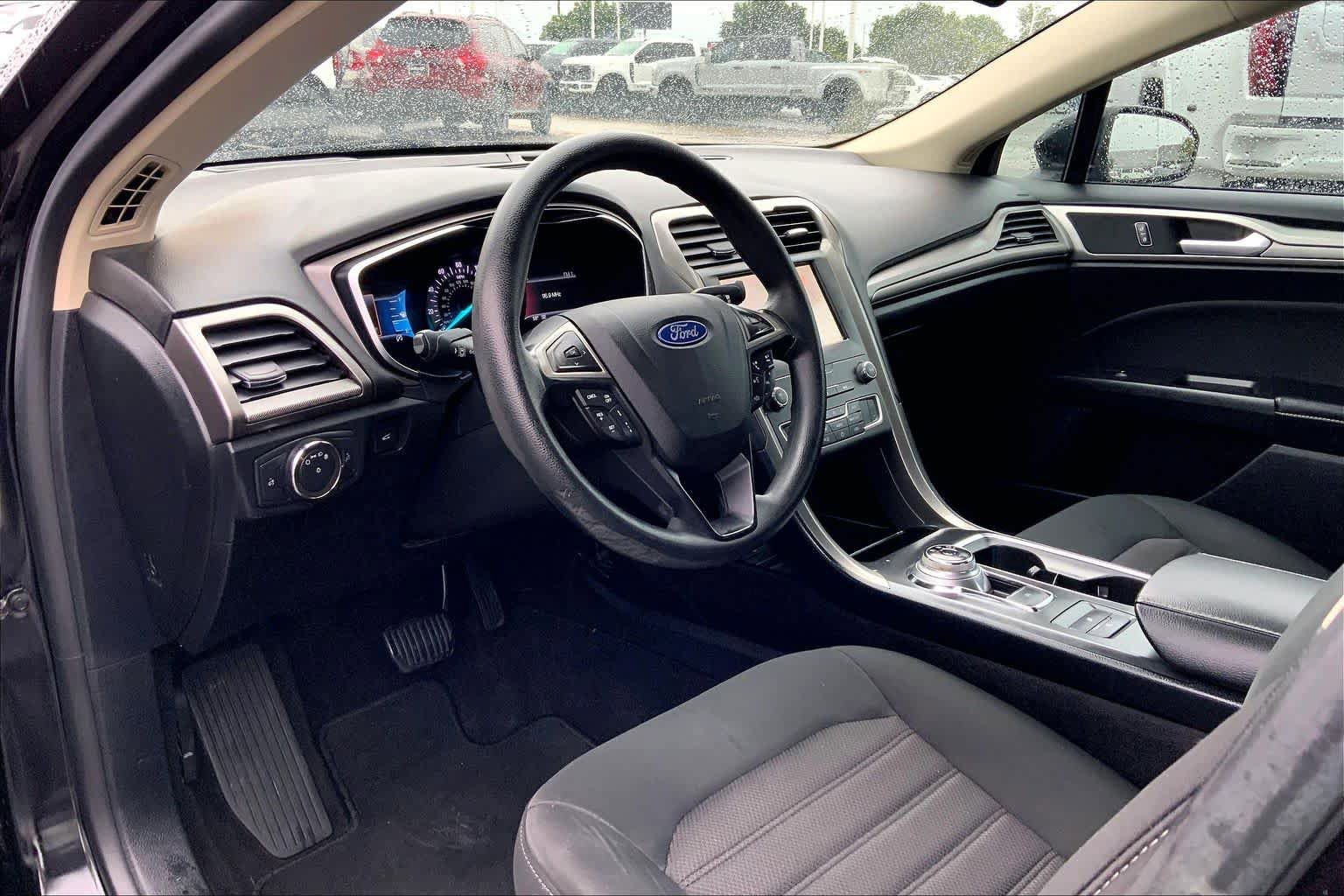 Used 2020 Ford Fusion SE image 15