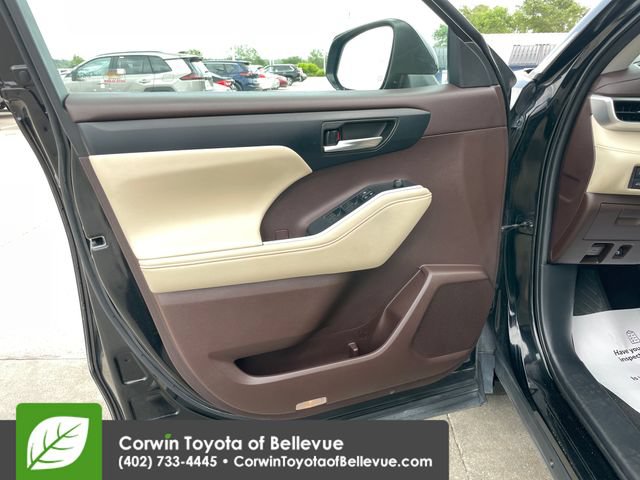 Used 2020 Toyota Highlander XLE AWD/4WD image 35