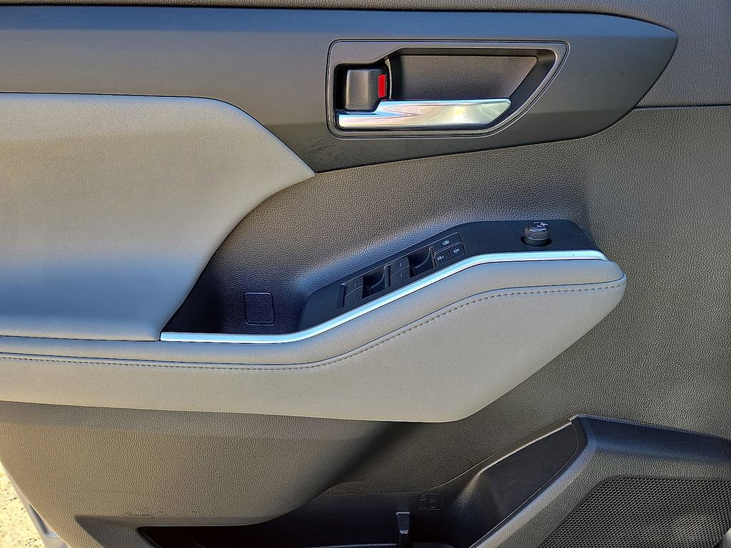 Used 2022 Toyota Highlander XLE image 22