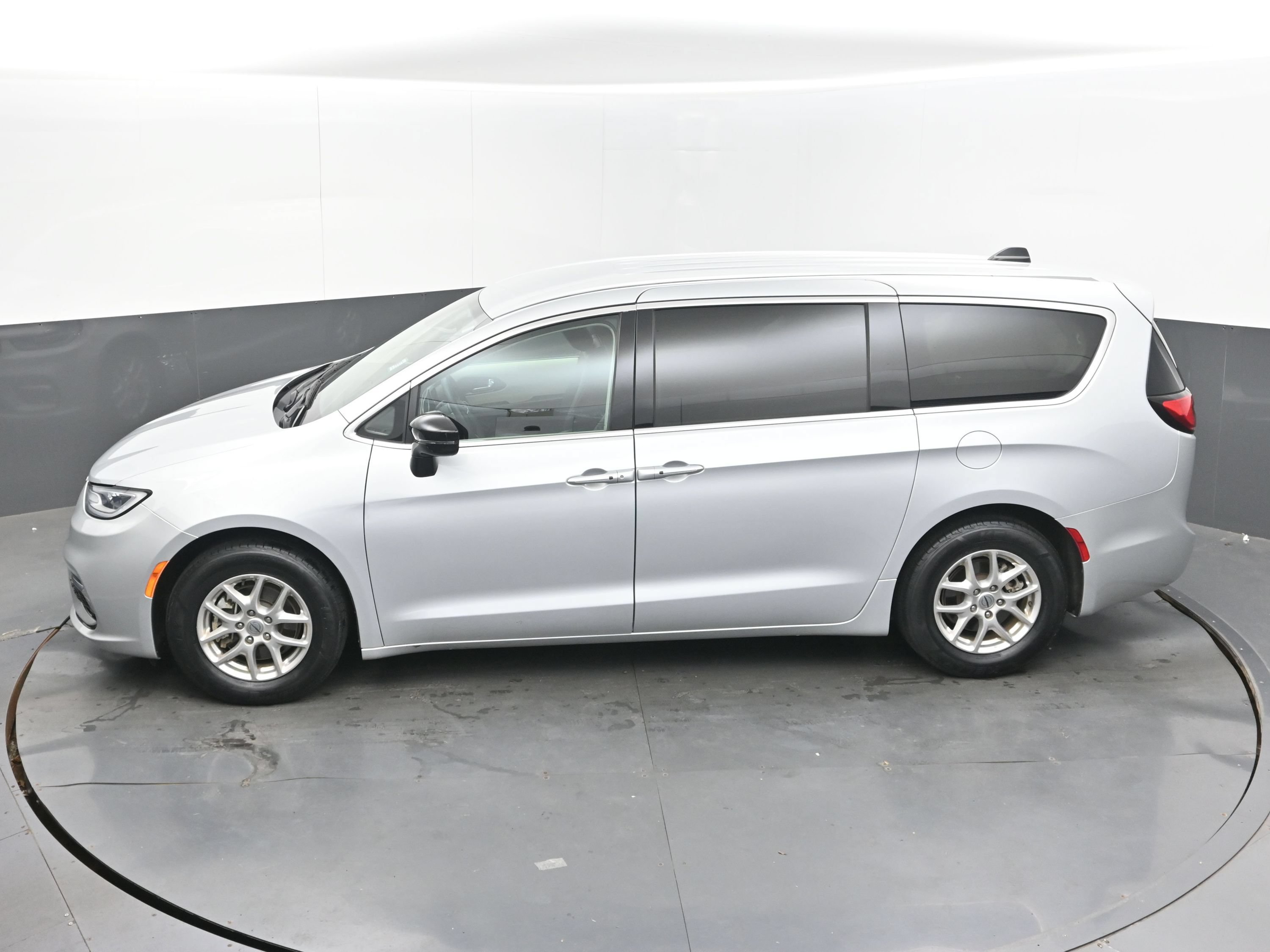 Used 2024 Chrysler Pacifica Touring-L FWD image 31