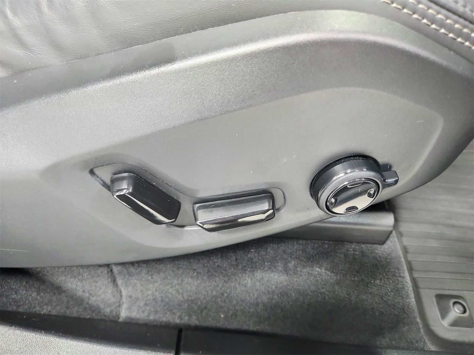 Used 2024 Volvo XC90 B6 Ultimate w/ Protection Package Premier image 44