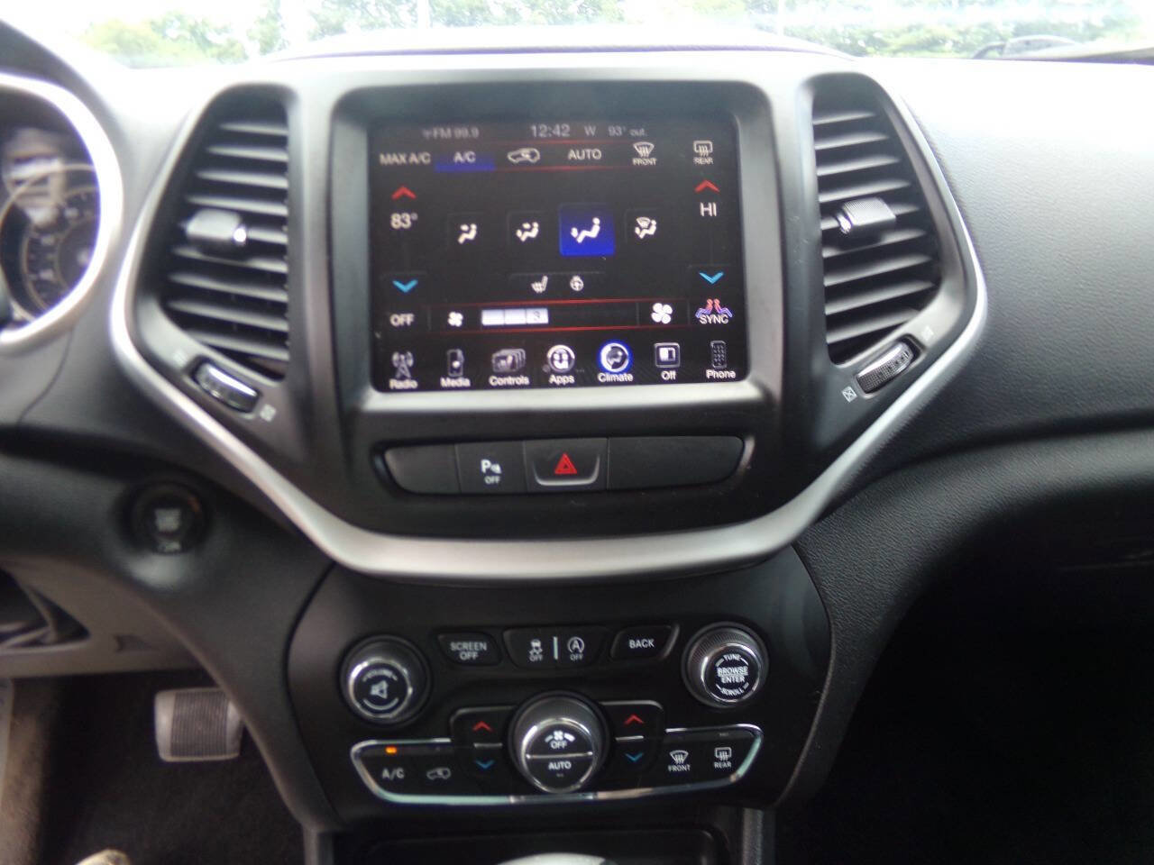 Used 2018 Jeep Cherokee Trailhawk w/ Cold Weather Group image 31