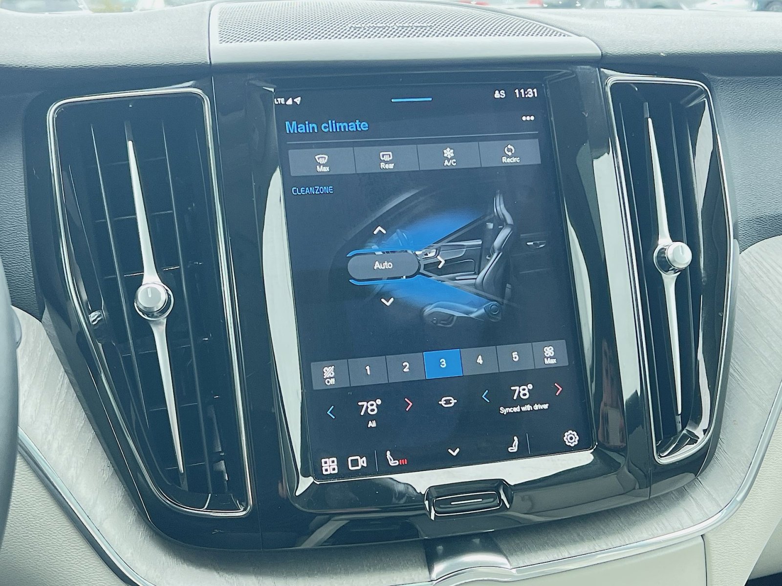 Certified 2023 Volvo XC60 B5 Plus image 21