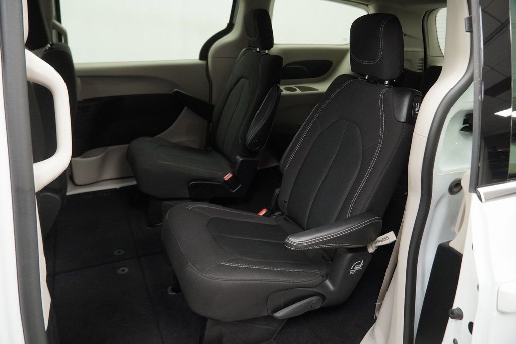 Used 2023 Chrysler Voyager LX image 17
