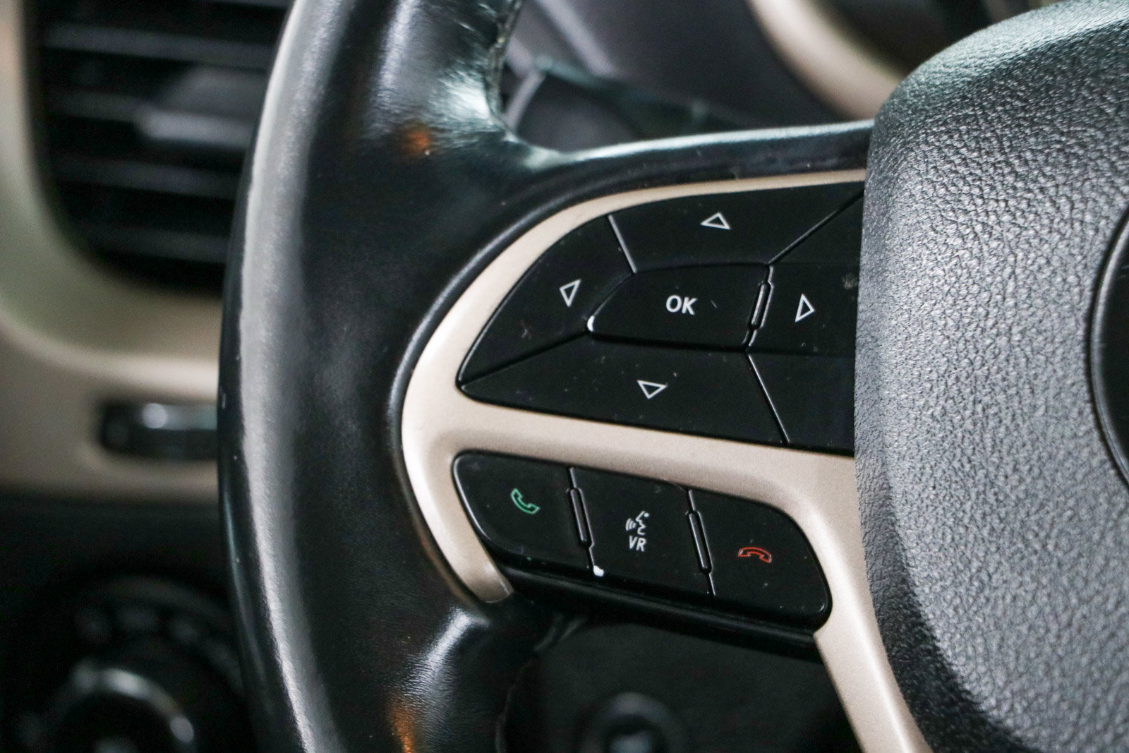 Used 2018 Jeep Cherokee Limited FWD image 13